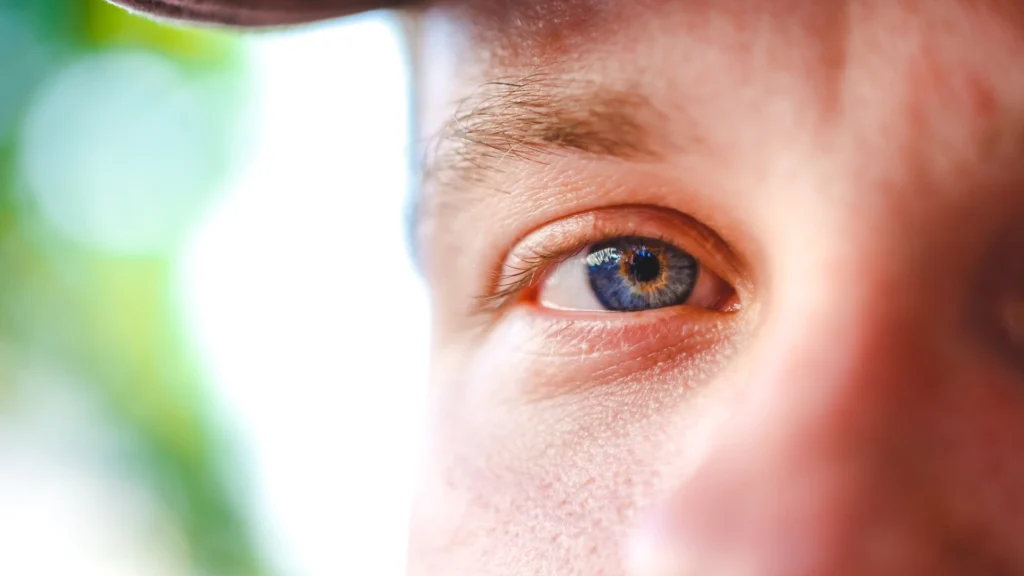 Nahaufnahme eines blauen Auges bei hellem Tageslicht
